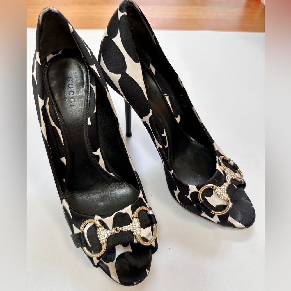 Gucci horsebit peep toe pumps in black and white silk 37.5